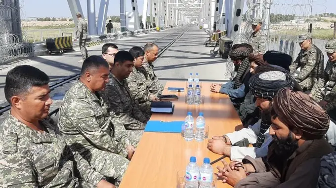  Border guards of Uzbekistan meet with Taliban on Hairatan Bridge