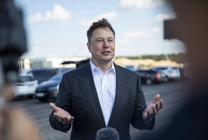 Илон Маск Tesla капиталлашуви Apple ва Saudi Aramco компанияларининг умумийсидан ошиб кетишини айтди