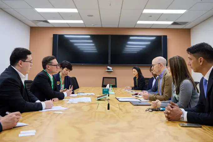 Komil Allamjonov meets Meta company representatives in Singapore