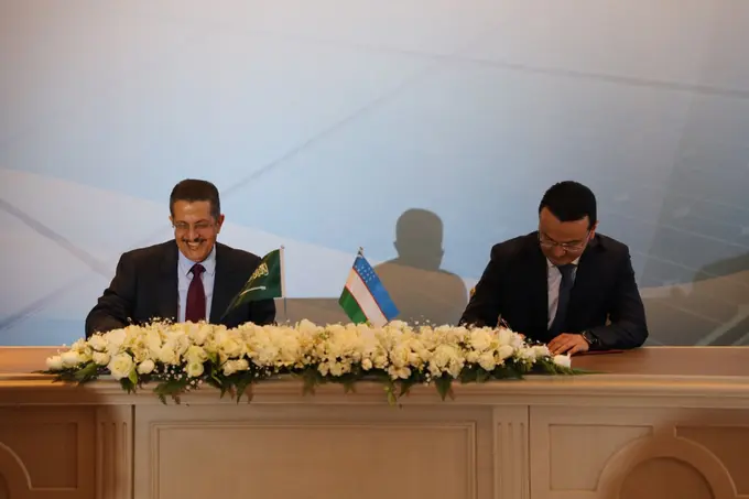 Uzbek government signs agreement on construction of two mega solar power plants   