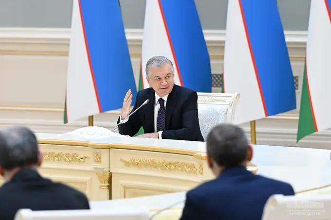 Uzbek President and MPs discuss amendments to Constitution