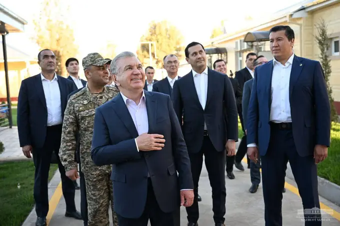 Shavkat Mirziyoyev meets guards at Uzbekistan-Afghanistan border