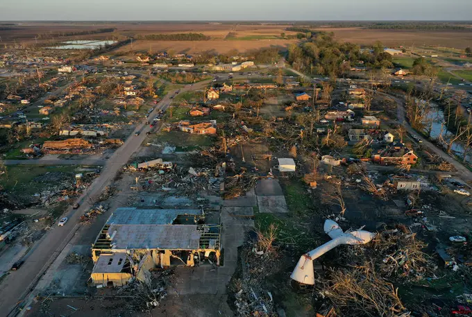 At least 26 people dead in tornado in US (video)