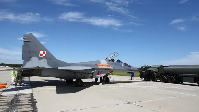 Poland hands over fighter jets to Ukraine