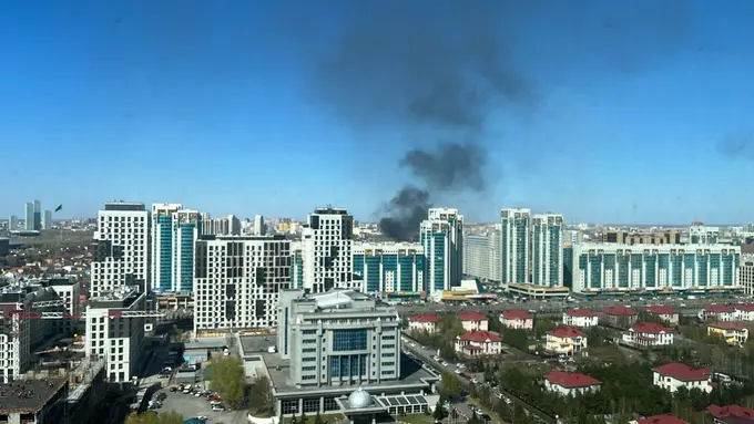 Черный дым поднялся над небом Астаны, оказалось, горел детский сад