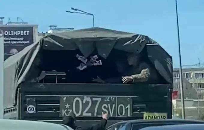 Забросал мороженным: В Астане мужчина угостил курсантов (видео)