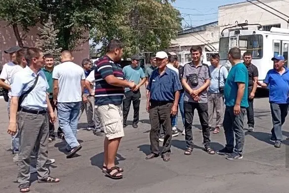 В Бишкеке 100 водителей троллейбусов заявили об увольнении - они требуют повышения зарплаты