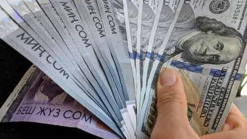 Отток денег из Кыргызстана сократился более чем на $100 млн