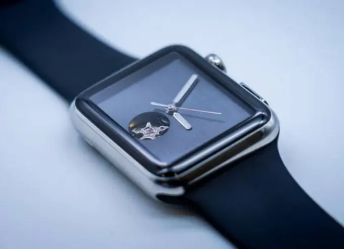 Ҳаваскор видеоблогер қувватлантириш шарт бўлмаган Apple Watch’ни тақдим этди (фото)