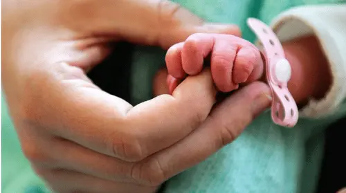  В одном из роддомов Кыргызстана медики сломали младенцу ключицу