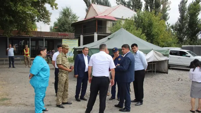 На месте скопления фур, застрявших на границе Кыргызстана и Казахстана, развернули палаточные городки