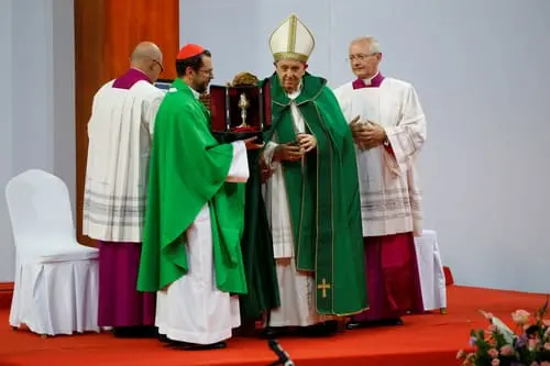 Pope Francis asks chinese catholics to be "good citizens"
