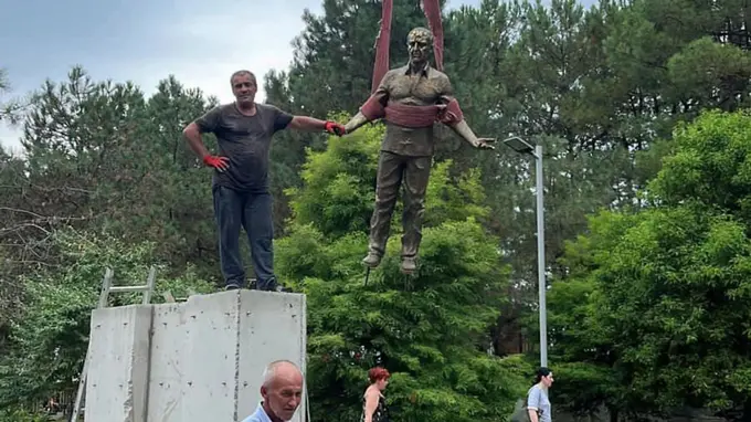 Rescued dogs memorial erected for Georgia, Kobuleti resident