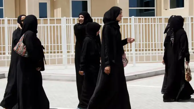France: hundreds of schoolgirls defy ban, wear abayas to classes