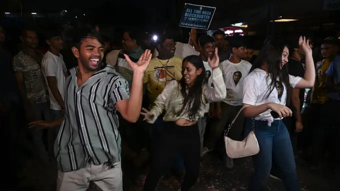 Bollywood fans' dawn frenzy: Shah Rukh Khan's 'Jawan' premiere sets India aglow 