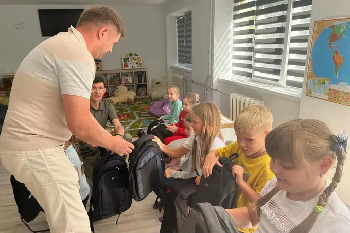 Ukraine children receive first-grader kits from Uzbekistan charity