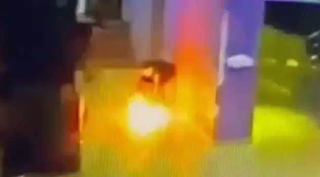 В Уфе узбекистанцы пытались поджечь охранника клуба (видео)