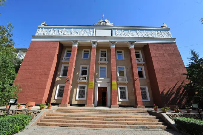 Главу Конституционного суда Кыргызстана подозревают в использовании служебного положения в личных целях