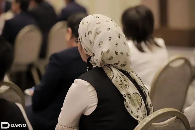 “Menga qilingan hurmatsizlik uchun o‘n hissa javob qaytaraman”. Samarqanddagi maktab direktori farrosh to‘yiga chaqirmagani uchun jazavaga tushgani aytilmoqda (audio)
