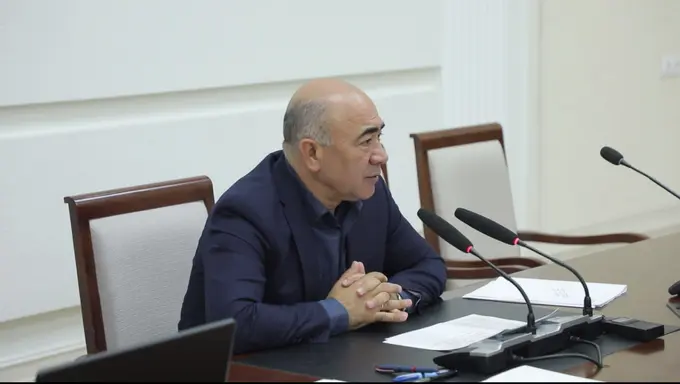 Зоир Мирзаев туман ва шаҳар ҳокимлари давлат дастурлари ҳамда қарорларини ўқимаслигини айтиб, уларнинг режасиз ишлашини танқид қилди
