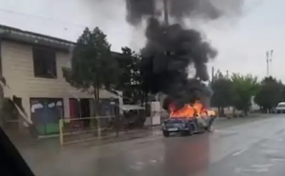 Andijonda harakatlanib ketayotgan “Jiguli” yonib ketdi (video) 