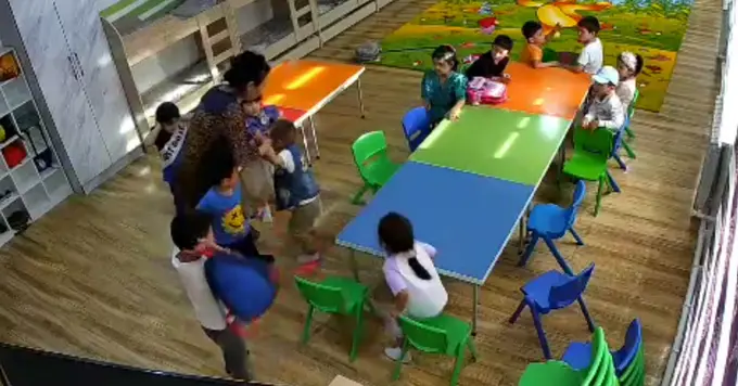 Andijondagi bog‘chada tarbiyachi bolaning yuziga bir necha bor tarsaki tushirdi (video) 