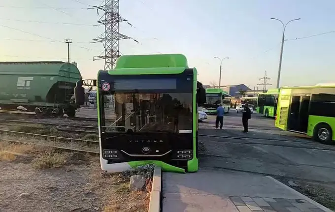 Toshkentda ikkita Yutong avtobusi to‘qnashdi