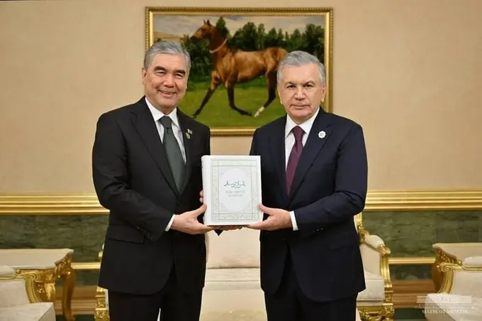 Shavkat Mirziyoyev Gurbanguli Berdimuhamedovga Maxtumqulining o‘zbek tilida nashr etilgan tanlangan asarlari to‘plamini sovg‘a qildi