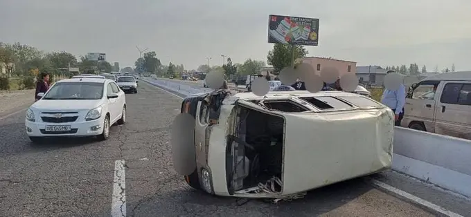 Samarqandda Damas yo‘lni ikkiga ajratib turuvchi beton to‘siqqa urilib ag‘darildi