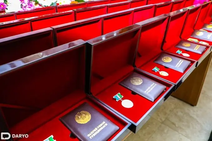 Prezident Respublika ixtisoslashtirilgan ona va bola salomatligi ilmiy-amaliy tibbiyot markazining bir guruh xodimlarini mukofotladi 