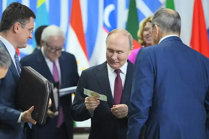 Putinga 100 millionlik ramziy BRIKS kupyurasi sovg‘a qilindi (foto)