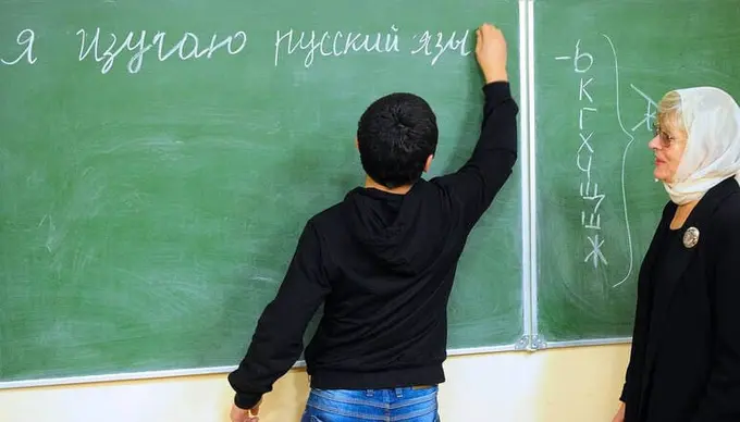 Putin muhojirlarning til bilish darajasi bilan bog‘liq muammoni hal etishga chaqirdi 