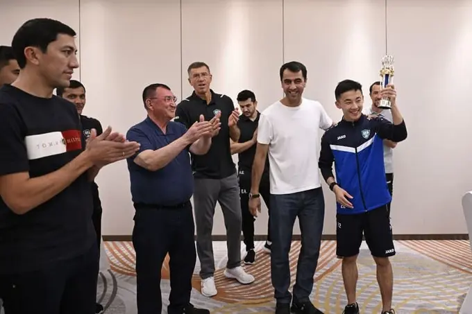 Abbosbek Fayzullayevga “Yilning eng yaxshi yosh futbolchisi” sovrini topshirildi 