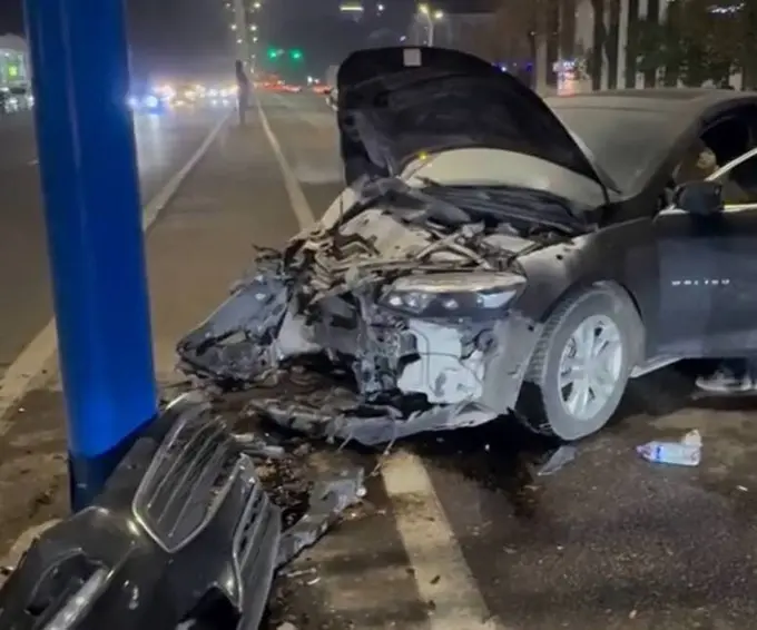 Toshkentda Malibu yo‘l chetidagi temir ustunga urildi