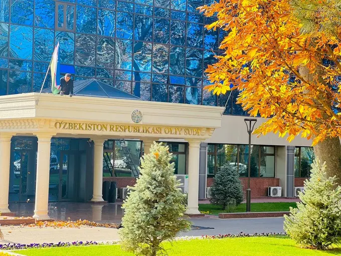 Sud majlisidan avval prokuror bilan pichirlashgan Oliy sud sudlov hay’ati harakatiga izoh berolmadi. Sudyalar oliy kengashi ham bu masalada sukut saqlamoqda