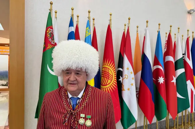 Абдулазиз Комилов Туркманистоннинг “Ҳурматли эл ёшуллиси” унвони билан тақдирланди 