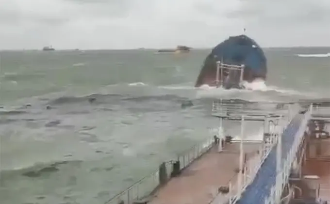Rossiya neftini tashiyotgan kemalar Kerch bo‘g‘ozida cho‘kmoqda (video) 