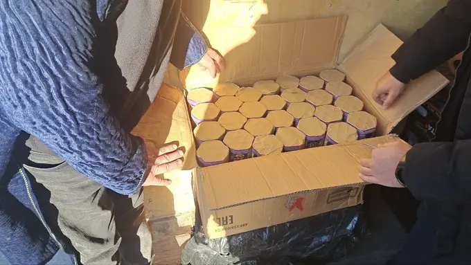 “Tezkor xodimlar shug‘ullanmoqda”. Ijtimoiy tarmoqlardagi pirotexnika savdosi yuzasidan Bojxona qo‘mitasi izoh berdi