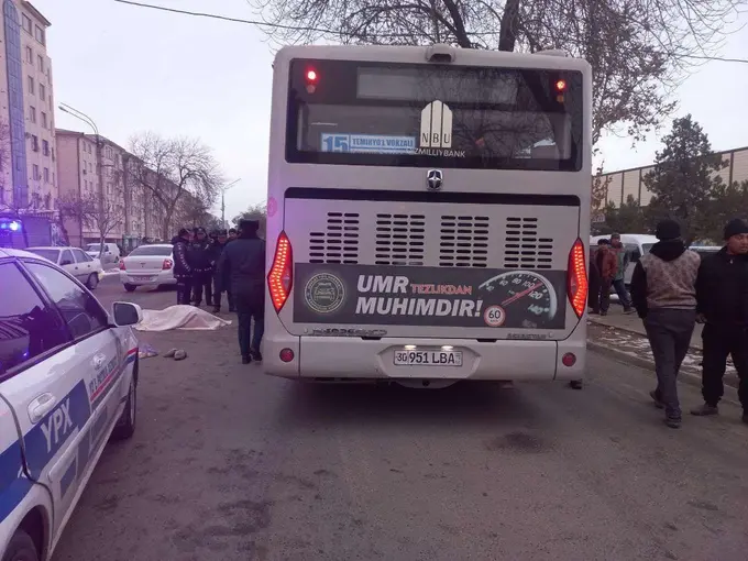 Samarqandda avtobus yo‘ldan o‘tayotgan piyodani urib yubordi