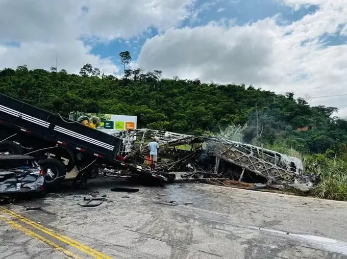 Braziliyada avtobus ishirokida sodir bo‘lgan YTHda 38 kishi halok bo‘ldi (foto va video)