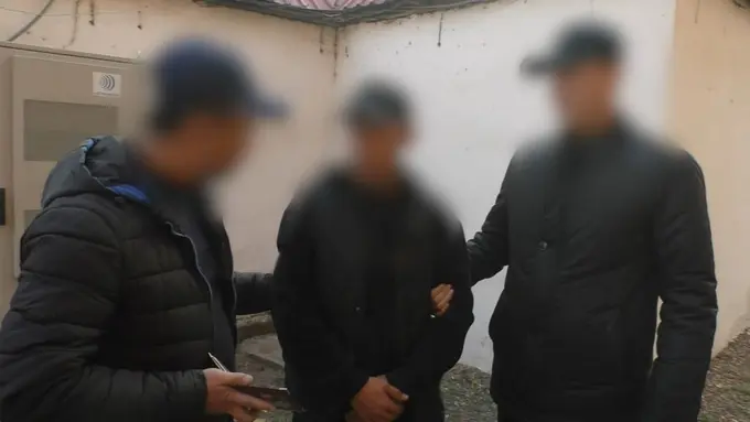Namanganda IIB xodimiga 2 ming dollar pora taklif qilgan pirotexnika vositalari egasi qo‘lga olindi (video)
