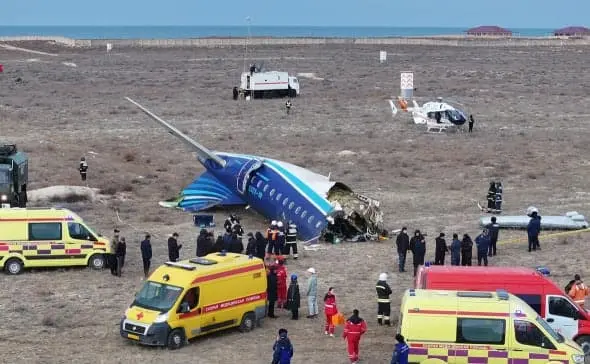 Rossiya Qozog‘istonda qulagan samolyot halokatiga Ukraina dronlari va quyuq tumanni sabab qilib ko‘rsatdi