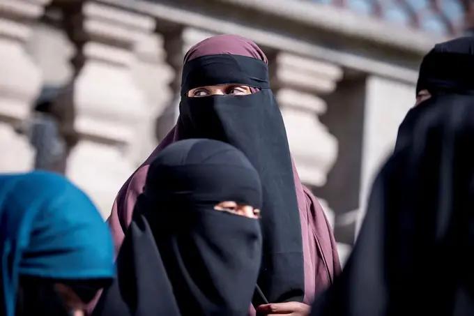 Shveysariyada burqa va niqob taqish taqiqlandi  