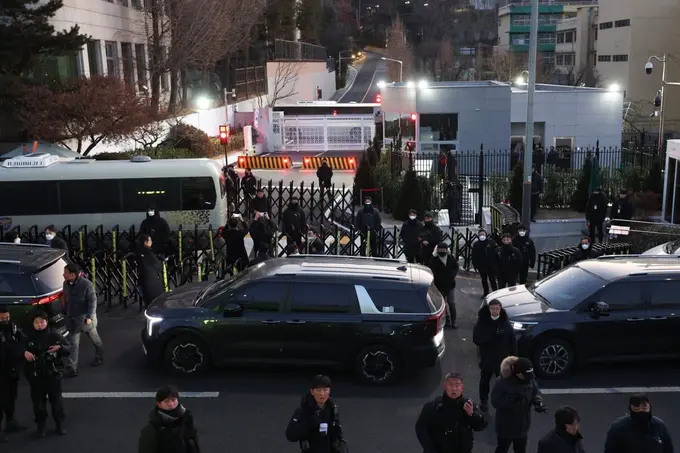 Janubiy Koreyada prezidentni hibsga olish uchun politsiya keldi (video)