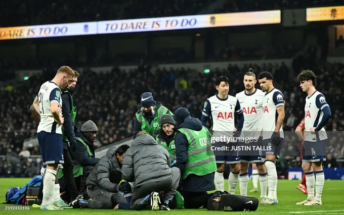 “Liverpul” bilan o‘yinda boshi bilan noqulay yiqilib, hushini yo‘qotgan futbolchining ahvoli haqida ma’lumot berildi