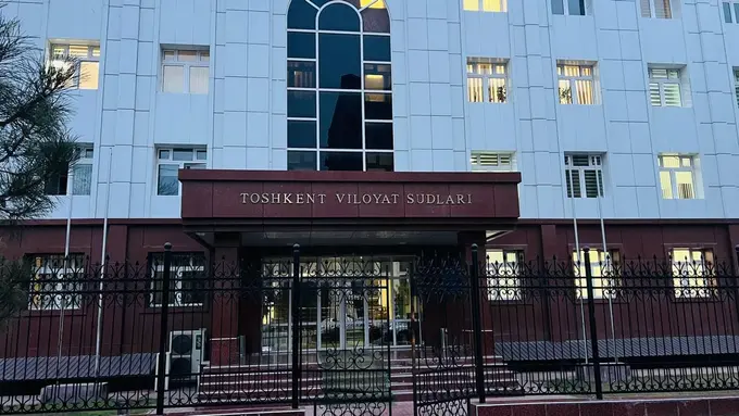 Toshkent viloyati sudida prokuror fuqaro kiyimida bo‘lgani uchun syomkaga qarshiligini bildirdi, sudlov hayʼati shu sabab jurnalist faoliyatini chekladi