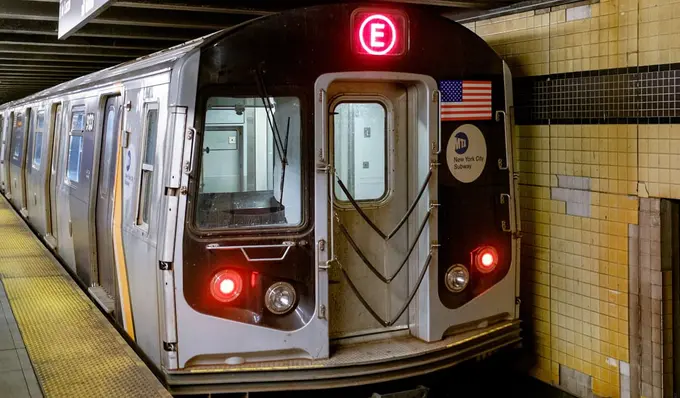 Nyu Yorkda uch kishi metro poyezdini olib qochdi (video) 