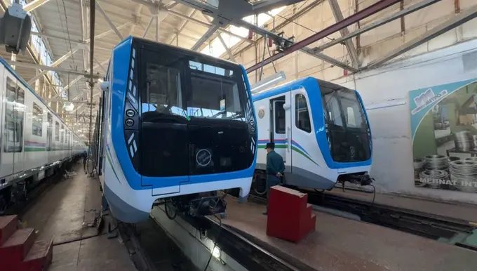 Toshkent metrosi uchun yana uchta yangi poyezd olib kelindi 