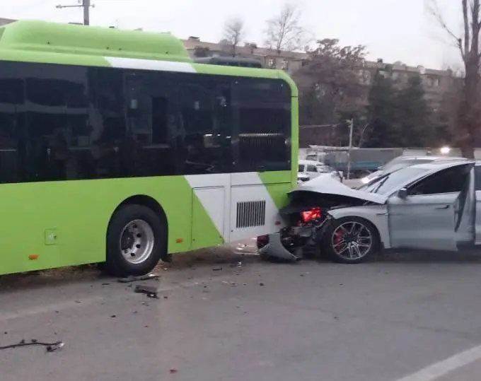 Toshkentda BYD katta tezlikda avtobusga borib urildi (video)