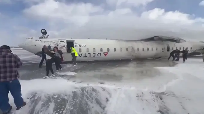 Kanadada yo‘lovchi samolyoti ag‘darilib ketdi (video) 